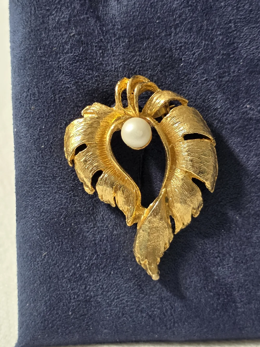 Jacqueline Ferrar Brooch Gold Tone Leaf Pearl Accent 2in